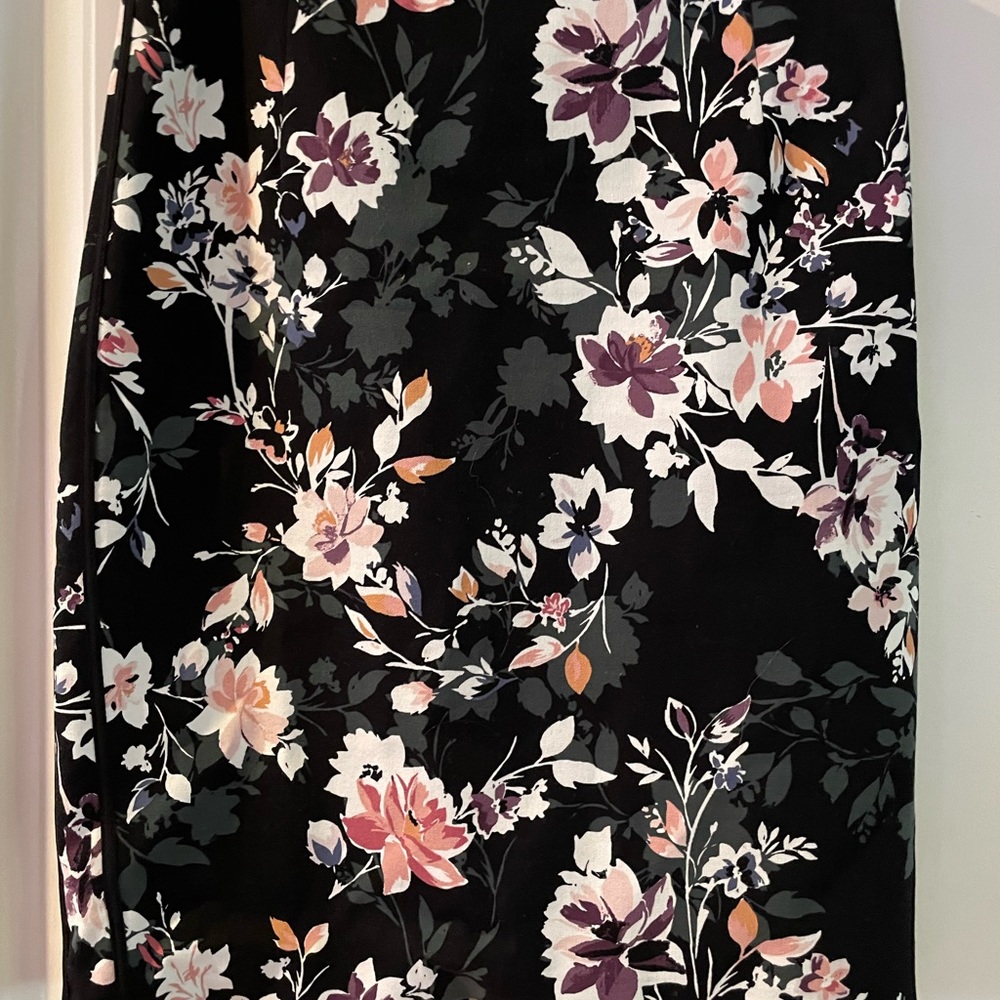White House Black Market pencil skirt size 6 with exposed back zipper